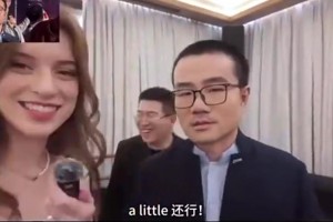笑死！徐静雨在国外美女主持面前，大秀东北塑料英语