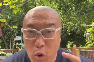 男生和女生篮球单挑，男生牵着女生手趁她害羞时过掉她